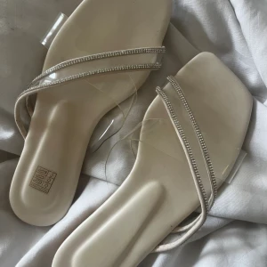 Tofflor  - Ett par finare tofflor i strlk 37, aldrig använda 