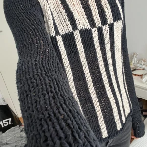 Svart vit stickad tröja - Snygg tajt stickad tröja från oui 