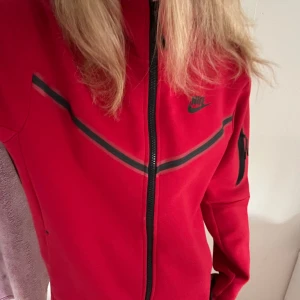 Nike tech  - Säljer min Nike tech fleece endast använd ett fåtal gånger, säljer då den inte längre är min stil storlek S men passar dom flesta mellan xs-xl. Skriv privat för fler bilder eller frågor💞pris går att diskutera!