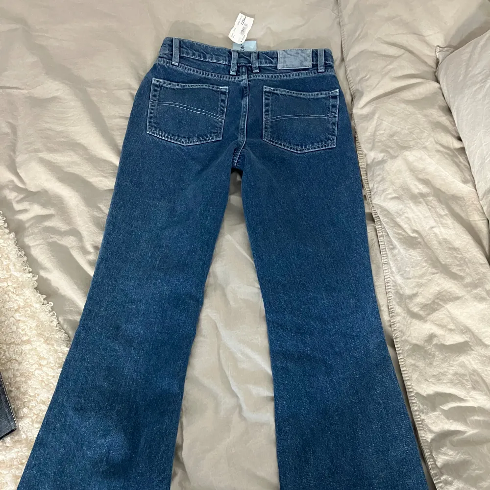 Mörkblåa lågmidjade bootcut jeans i strl 26/32💞. Jeans & Byxor.