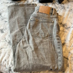 Jeans  - Högmidjade raka byxor. Använda ett par gånger men är i gott skick 