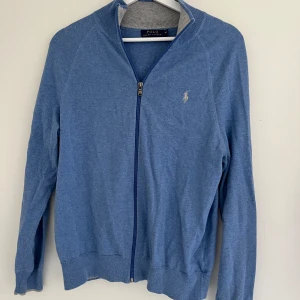 Ralph Lauren Zip - Säljer en stilren Ralph Lauren Zip tröja i storlek M. Skicket är bra! Hör av dig vid frågor eller funderingar//Lukas