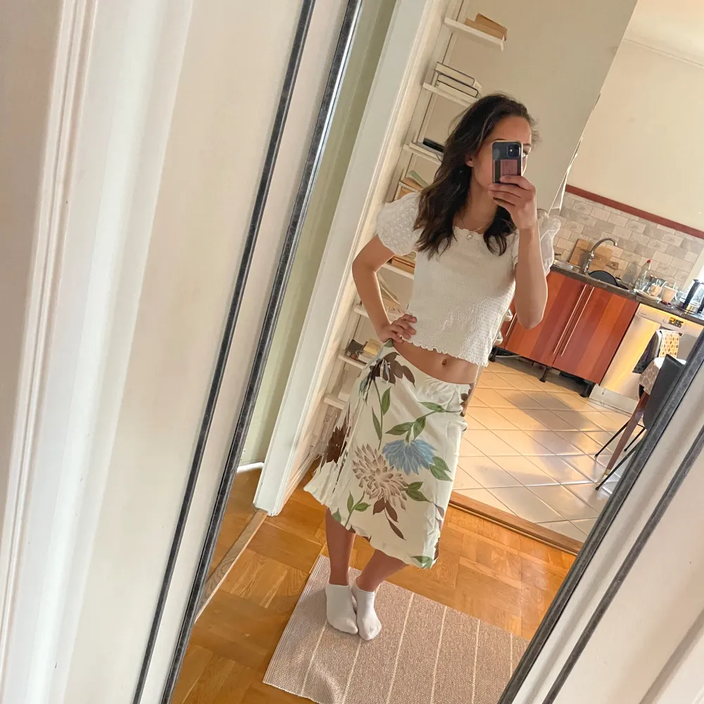 En jättefin lång sommar kjol från Tara Jarmon, perfekt för sommaren! Den är lågmidjad och passar S jättebra! Vid frågor eller funderingar så är det bara att höra av sig! 💗. Kjolar.