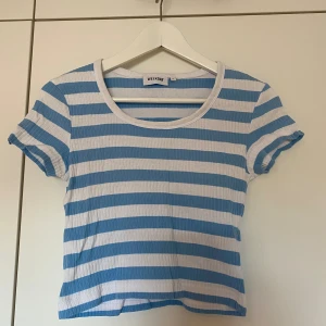 Randig T-shirt  - Randig t-shirt från Weekday i storlek XS, något croppad i modellen