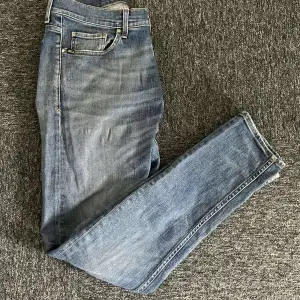 Riktigt feta tiger of Sweden jeans! Vi säljer dessa feta jeans i storlek 31/34. Passar om du är mellan 175-185 cm. Modellen heter pistolero/slim fit passform! Knappt använda skick 9/10!🍾🍾