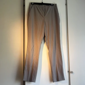 Gråa kostymbyxor - Kostymbyxor från hm i storlek 40, är man storlek 38 skulle jag säga att dessa passar den storleken också. Inte utslitna då dessa är använda 2 gånger max!