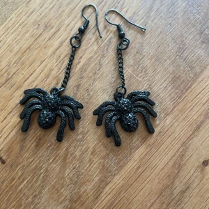 Spindel örhängen  🕷️  - Örhängen med svarta spindlar vid botten! 