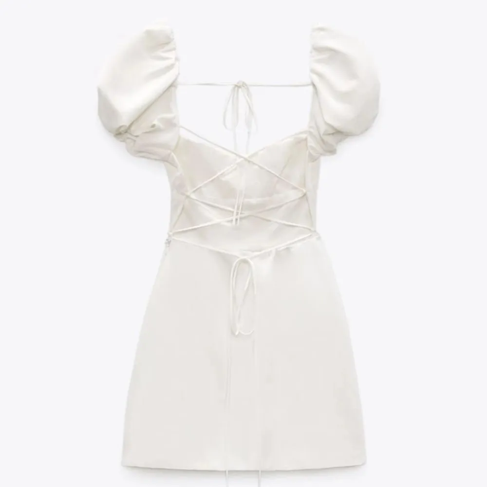 Säljer denna vita zara klänningen med öppen rygg då den inte passar längre.  Den har endast använts en gång i någon timme och är därför som ny.. Klänningar.
