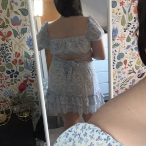 En blå blommig sett  - Blå blommig kjol och tio sett, jättefin till sommaren 