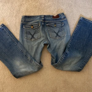 Bootcut jeans  - Midjemått ca 38-40cm och innerbenslängd är ca 80cm.