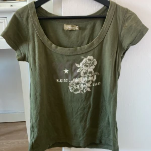 Y2k t-shirt - Grön y2k t-shirt. Det finns en fläck på baksidan som tyvärr inte går bort