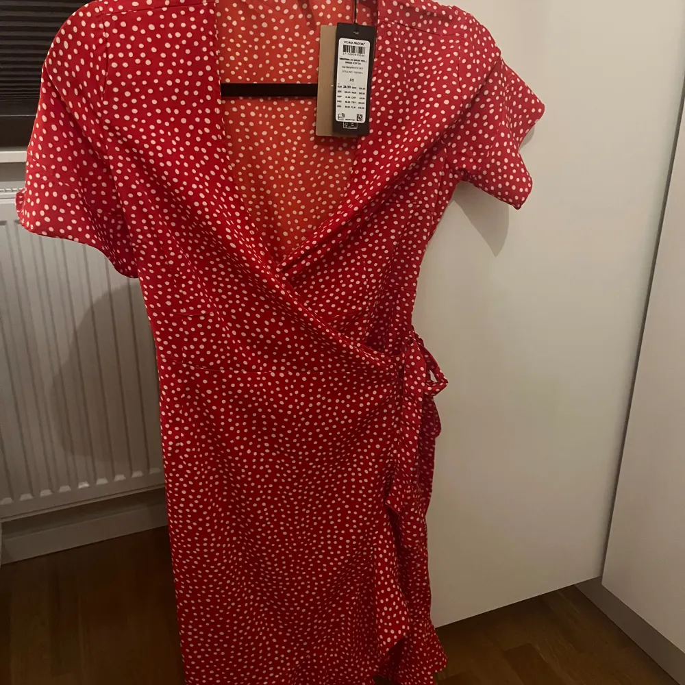 Säljer en röd klänning från Vero Moda med prislapp kvar❤️. Klänningar.