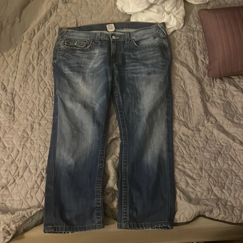 Bootcut true religion jeans i storlek 38 finns några fläckar och hål men inget som är en stor grej. Priset kan diskuteras!. Jeans & Byxor.