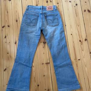 Säljer dessa bootcut Levis jeans i PERFEKT skick! Waist-37 Innebenslängd- 74💛