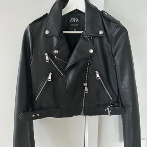 Zara Skinnjacka XS  - Aldrig använd. 