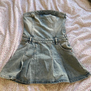 Zara jeansklänning - Säljer denna supersöta jeansklänning från Zara. Endast testad, inte använd annars, har bara legat i garderoben. Säljer då den är förstor för mig, har vanligtvis xs/s men den sitter inte som jag önskar.   Skriv för frågor 🧡