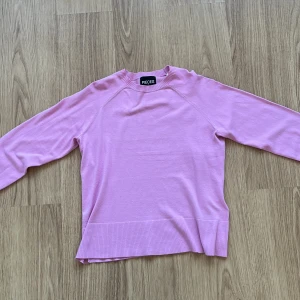 Tunn stickad tröja  - Tunn stickad tröja från pieces. Tröjan är mer rosa i verkligheten!