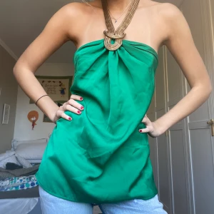 Halterneck linne - Så sjukt coolt halterneck linne i satin💕💕💕