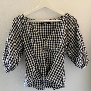 rutig topp - säljer denna rutiga topp i storlek S. toppen är i ok skick då jag inte använt den så mycket 💞