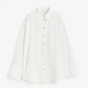 Oversized randig skjorta fint H&M i fint skick. Breda ärmslut och fina detaljer. Se bilder.  Tencel/Lyocell