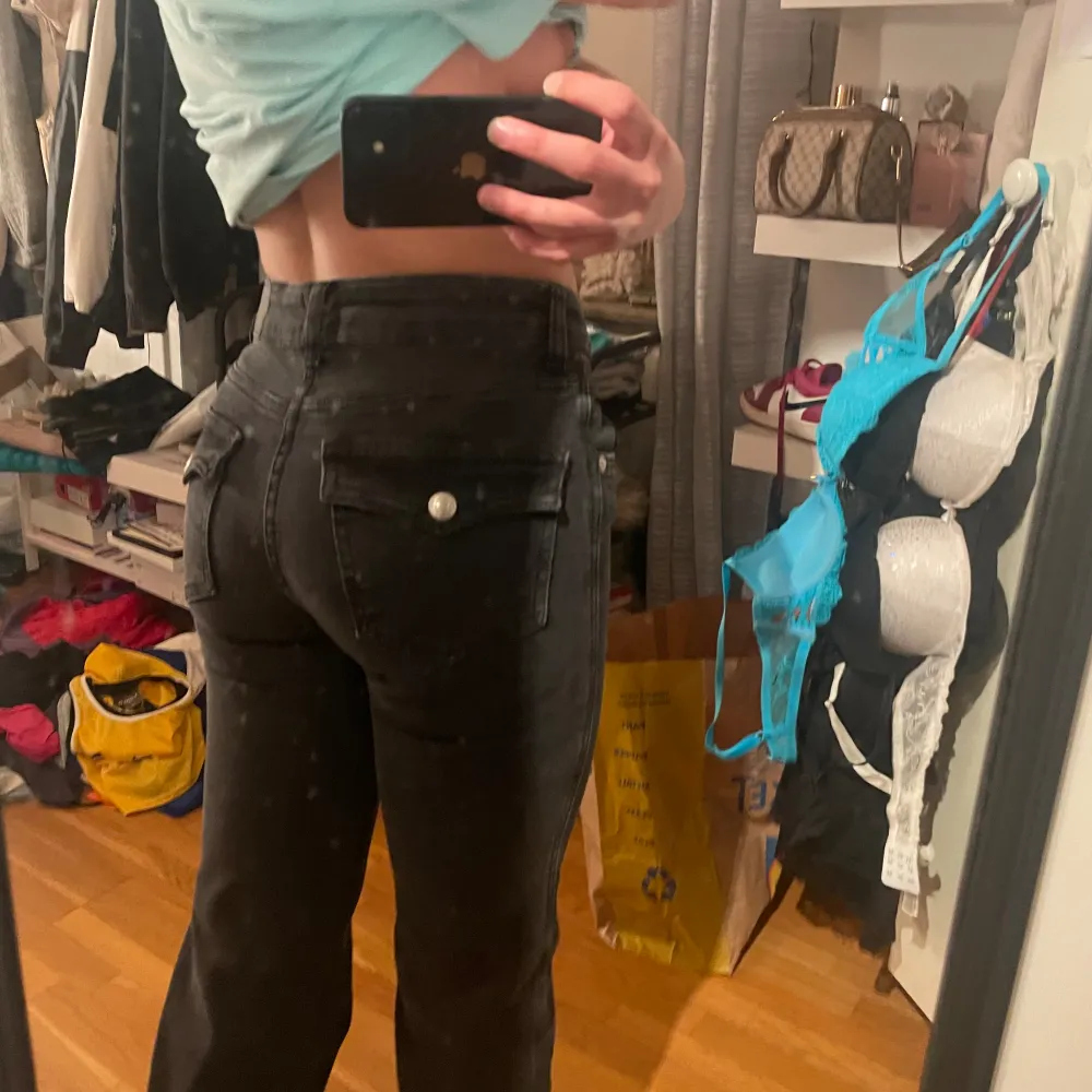 Helt nya svarta jeans aldrig använt säljer för oringalpris eftersom de är helt nya. Jag är 158 och för lång för mig,  så de kommer bli mer lådmidjade. Jeans & Byxor.