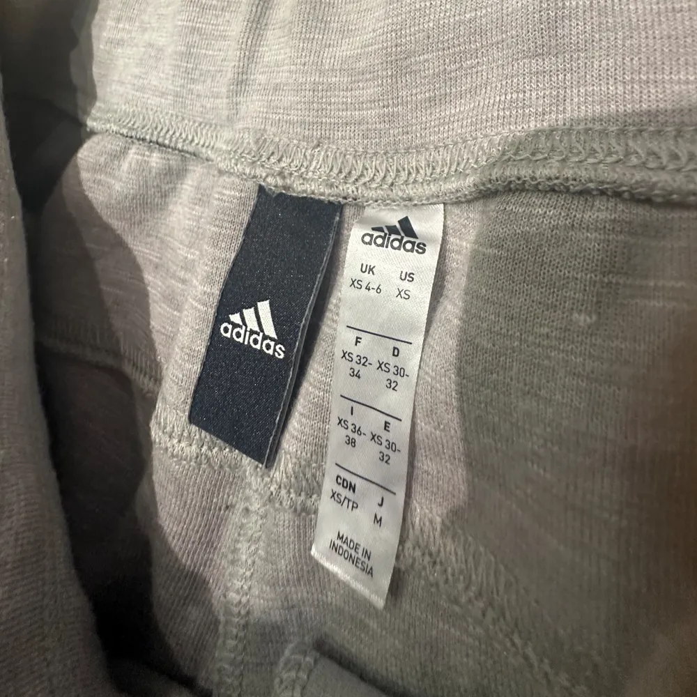Jätte fina o sköna gråa Adidas byxor använt endast 1-2 gånger 🩶 fint skick skriv privat för frågor , . Jeans & Byxor.