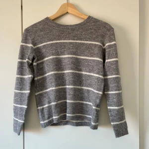 Stickad tröja  - Säljer denna tröja ifrån H&M då den är för liten.