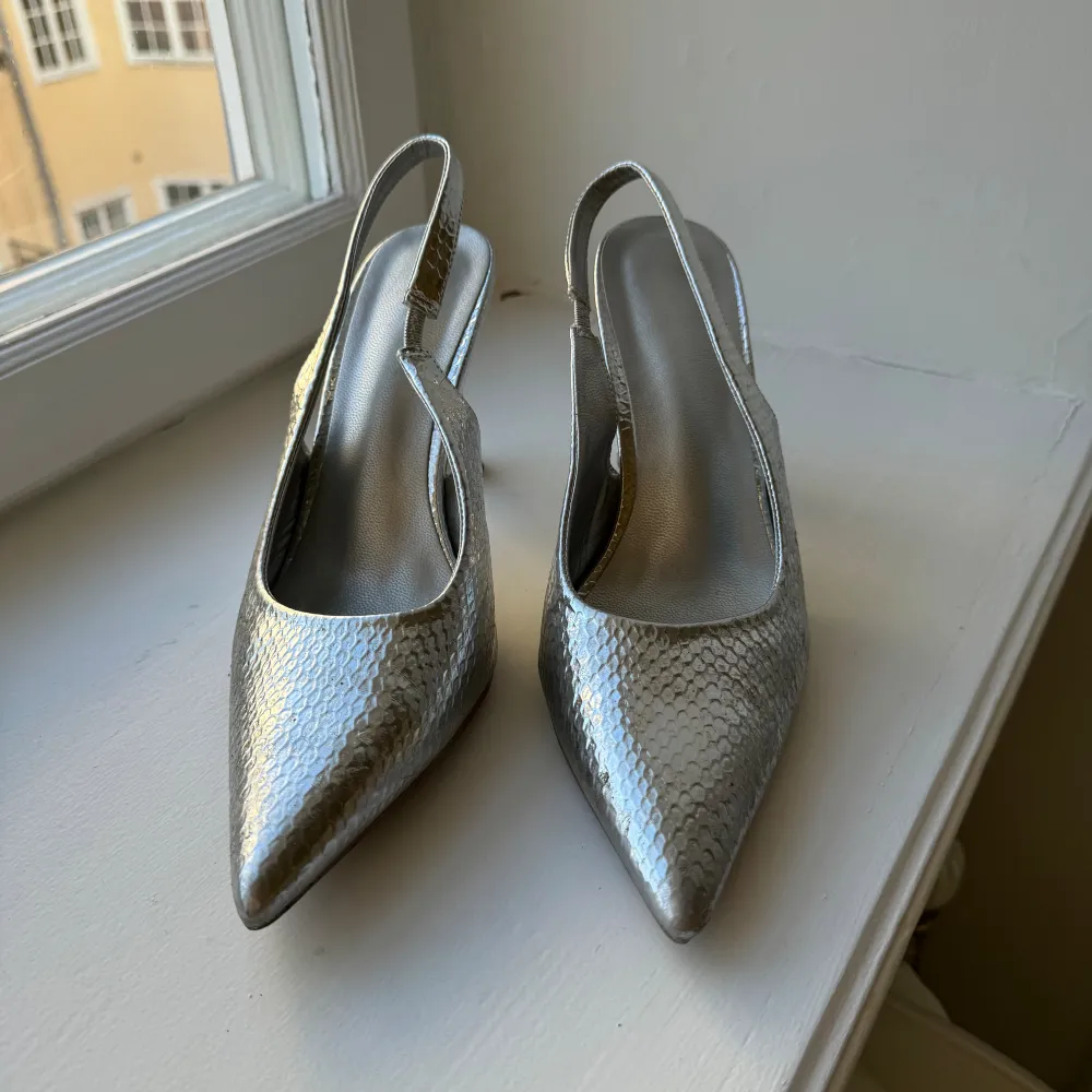 Kitten heels i silver i storlek 37. . Skor.