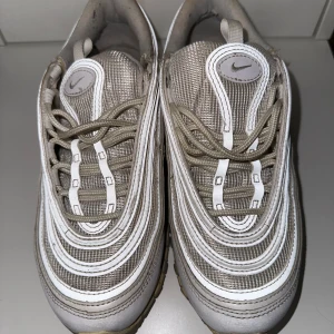 Nike air Max 97 - Storlek 36 2/3 passar 36-37 skulle jag säga då jag är mellan de storlekarna, köpta för 2000kr