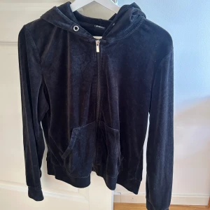 Kofta - Svart Kofta från Gina Tricot 