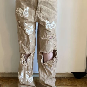 Byxor - En sort av baggy byxor med fjärilar 🦋 