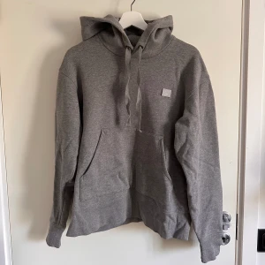 Acne hoodie - Hoodie från acne, har en boxig fit och är nytt skick. Originallådan finns. 