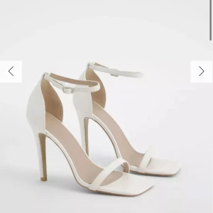 Helt nya vita klackar - Ett par helt nya vita klackar från boohoo som jag fick hem nyss men insåg att jag har beställt fel storlek. Skriv privat vid fler frågor💕