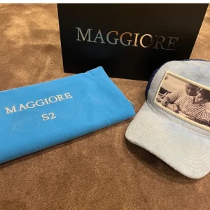 Maggiore keps C8 S2 - Maggiore keps inköpt från maggiore! Använd ett fåtal gånger men är absolut i nyskick! Säljer den pågrund av att den inte kommer till användning och passar ej min stil, skriv om du är intresserad eller vill ha fler bilder🙏(box och dustbag ingår)