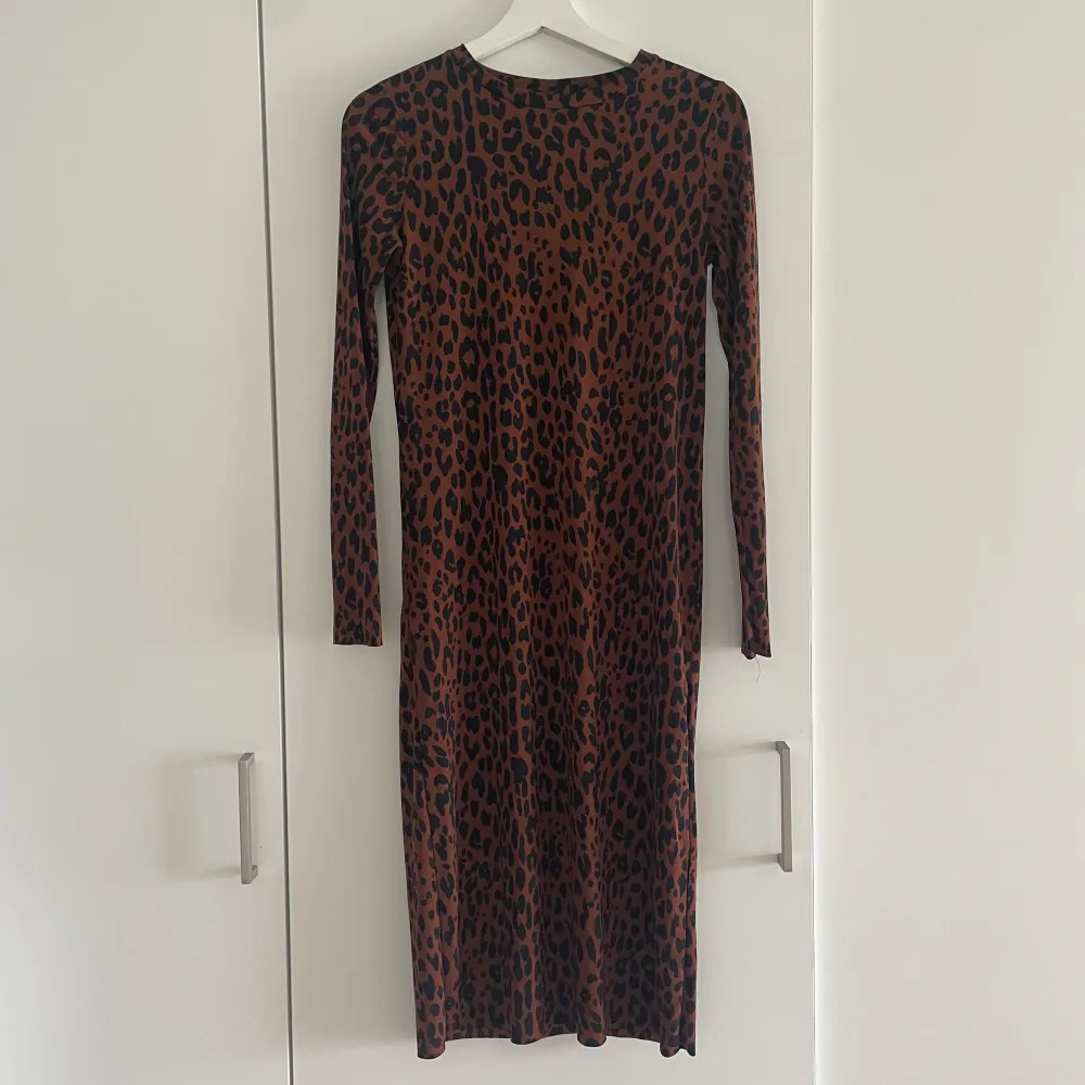 Leopardmönstrad klänning från Gina Tricot, knappt använd och i fint skick!🐆. Klänningar.