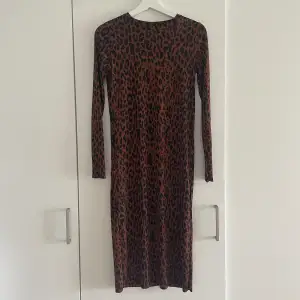 Leopardmönstrad klänning från Gina Tricot, knappt använd och i fint skick!🐆