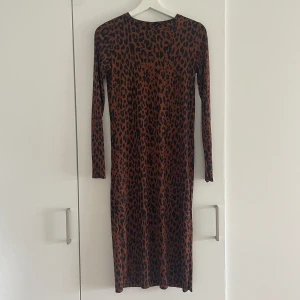 Leopardmönstrad klänning  - Leopardmönstrad klänning från Gina Tricot, knappt använd och i fint skick!🐆