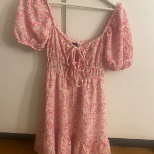 Gina Tricot Sommar Klänning💞 - Gina Tricot Sommar Klänning💞 Säljer då jag inte har använt den💞 Oanvänd/Nyskick. Nypris 399kr. Storlek xs men passar även s. Perfekt till skolavslutningen eller midsommar. Skriv gärna för fler frågor och bilder💞