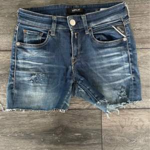 Replay jeans som jag har klippt till jeansshorts med lite slitna detaljer. Väldigt slitna och urtvättade vid skrevet (se sista bilden)