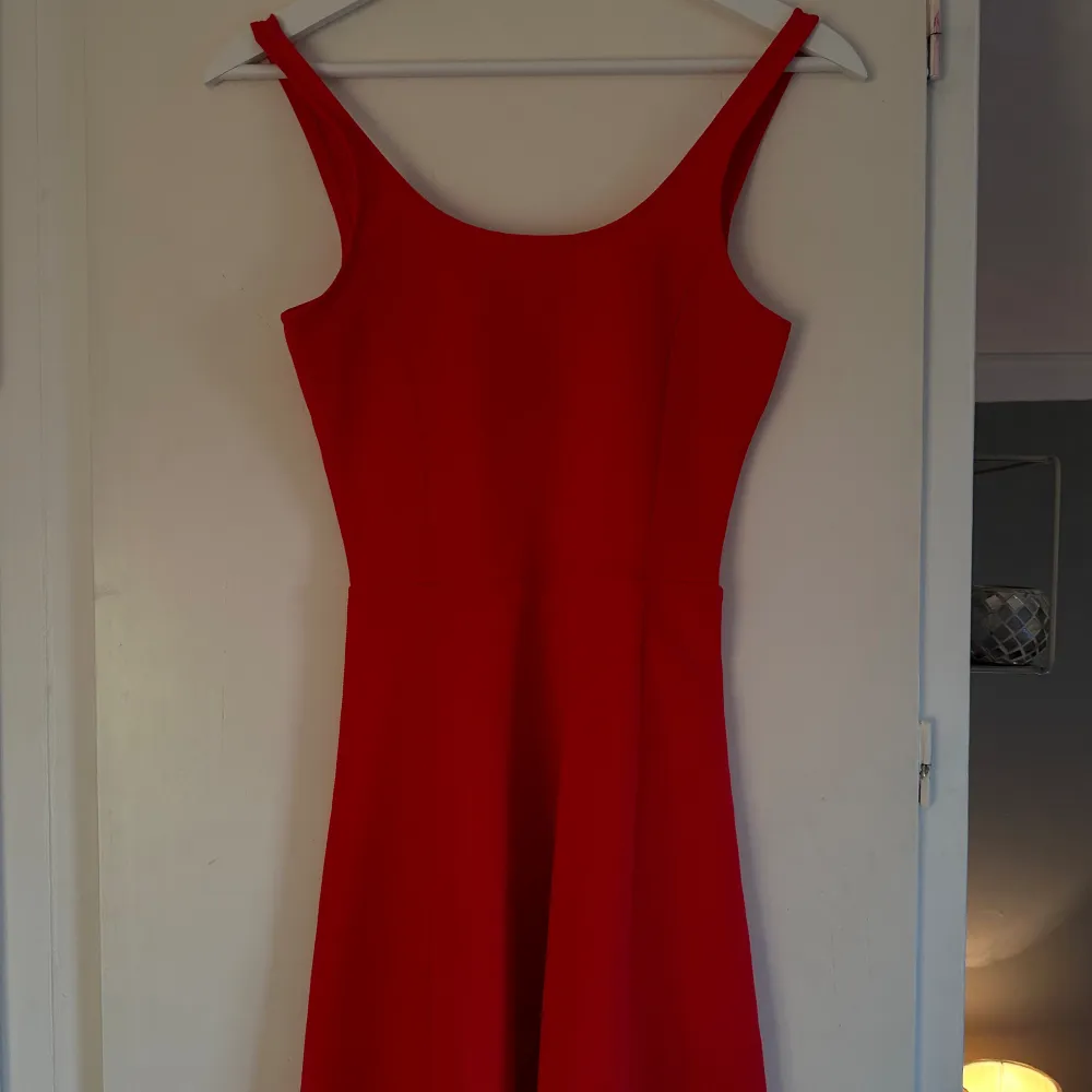 Kort röd ribbad klänning.. Klänningar.