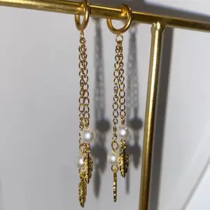 Jättefina örhängen i rostfritt stål och 18k guld pläterad kedja💓Modell ”Katarina”