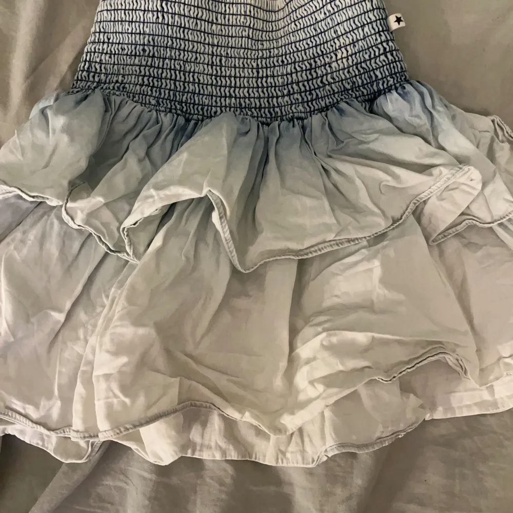 Jättefin kjol från Molo. Säljer för att den är för liten. Den är skrynklig men jag kommer att stryka den innan den skickas❤️. Kjolar.