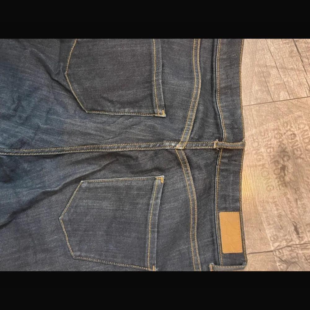 Ett par lågmidjade jeans som inte är så använda . Jeans & Byxor.