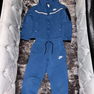 Nike tech blå (barn) - Säljer en fin nike tech blå för barn storlek 122-128 i väldigt fint skick. Vid frågor hör av er