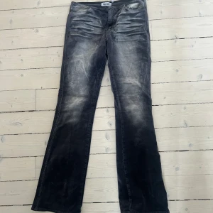 Weekday Jeans - Jättefina jeans som tyvärr e lite korta i benen för mig som e 170 💗annars så snygga bootcut lågmidjade 