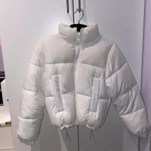 Vit puffer jacka - Aldrig använt original pris på hemsida 499kr