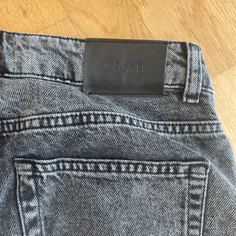 Säljer ett par grunt jeans, skick 9/10. Är cirka 168 och de sitter perfekt.  . Jeans & Byxor.