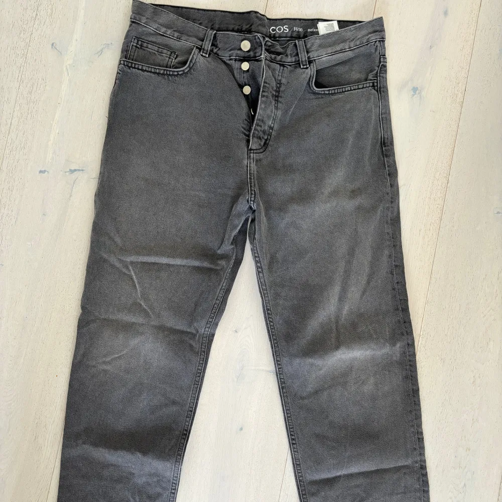 Jeans från COS, helt nya. Storlek 31/30, relaxed fit. Nypris 1000:-. Jeans & Byxor.