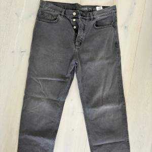 Jeans från COS, helt nya. Storlek 31/30, relaxed fit. Nypris 1000:-