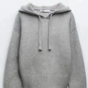 Säljer denna populära stickade hoodie ifrån zara!🤍 inga defekter, som ny
